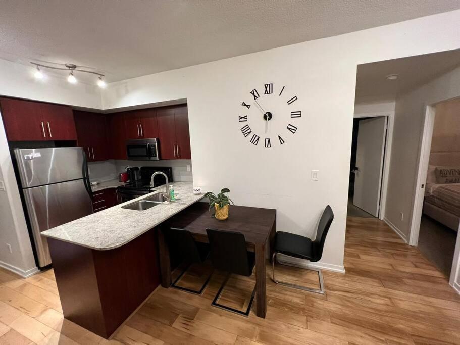 Prestigious 2-Bdrm Condo - Across From Scotiabank Arena Торонто Екстер'єр фото