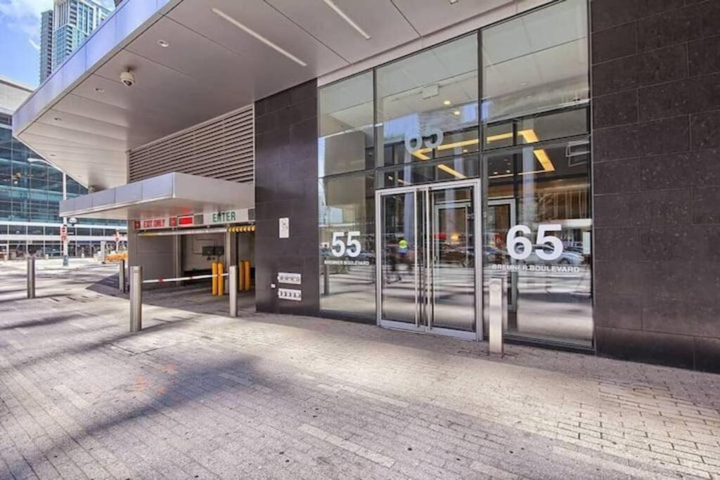 Prestigious 2-Bdrm Condo - Across From Scotiabank Arena Торонто Екстер'єр фото