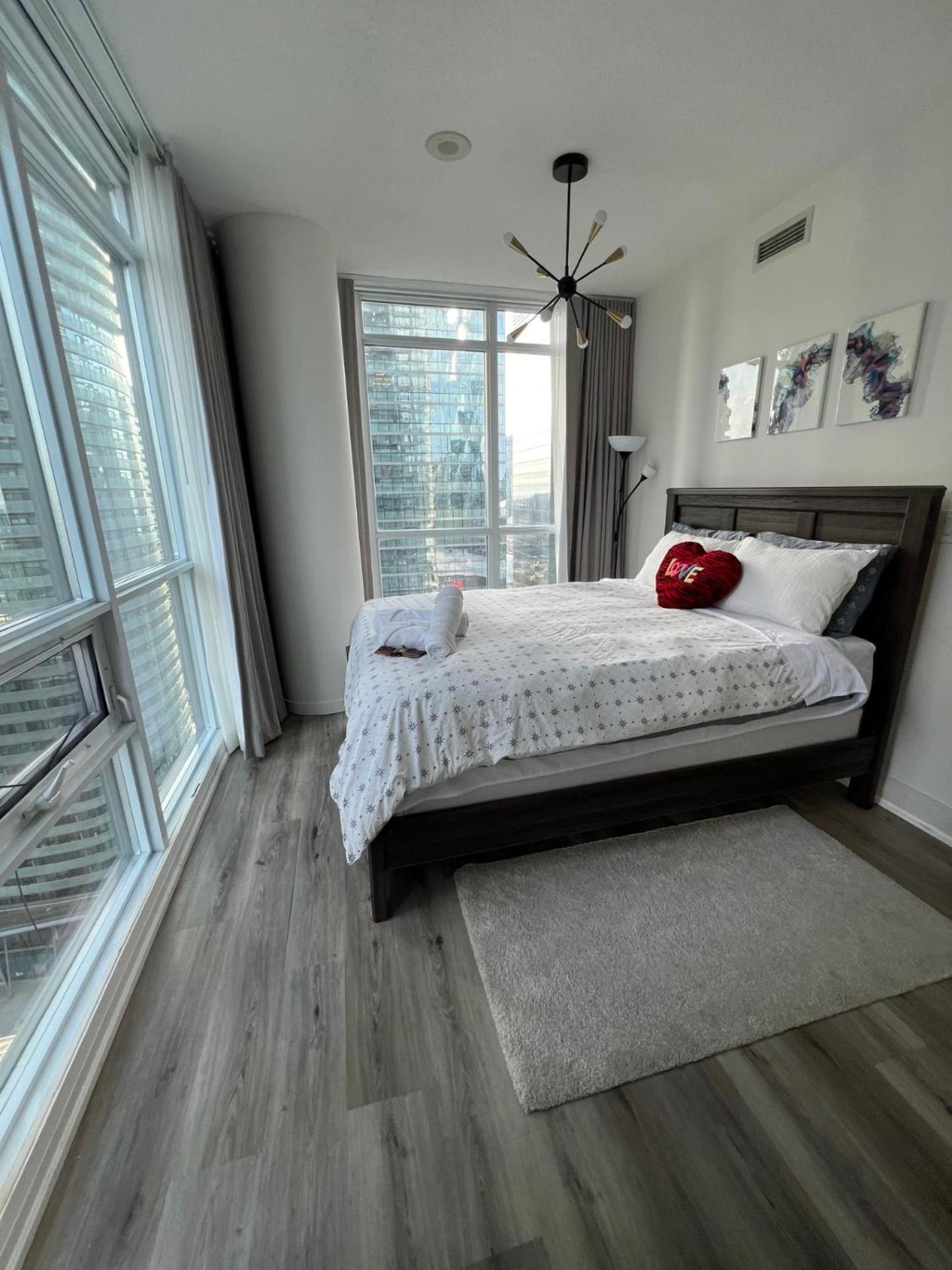 Prestigious 2-Bdrm Condo - Across From Scotiabank Arena Торонто Екстер'єр фото