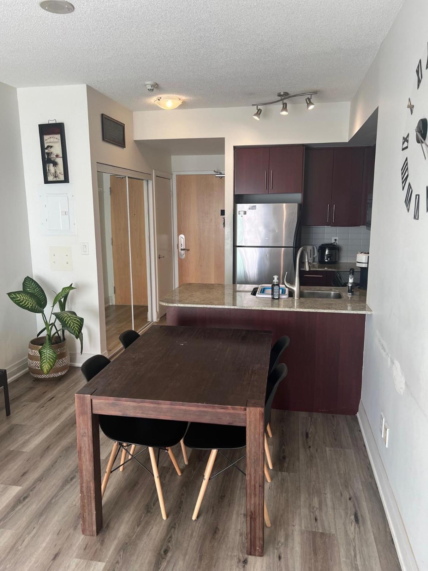 Prestigious 2-Bdrm Condo - Across From Scotiabank Arena Торонто Екстер'єр фото